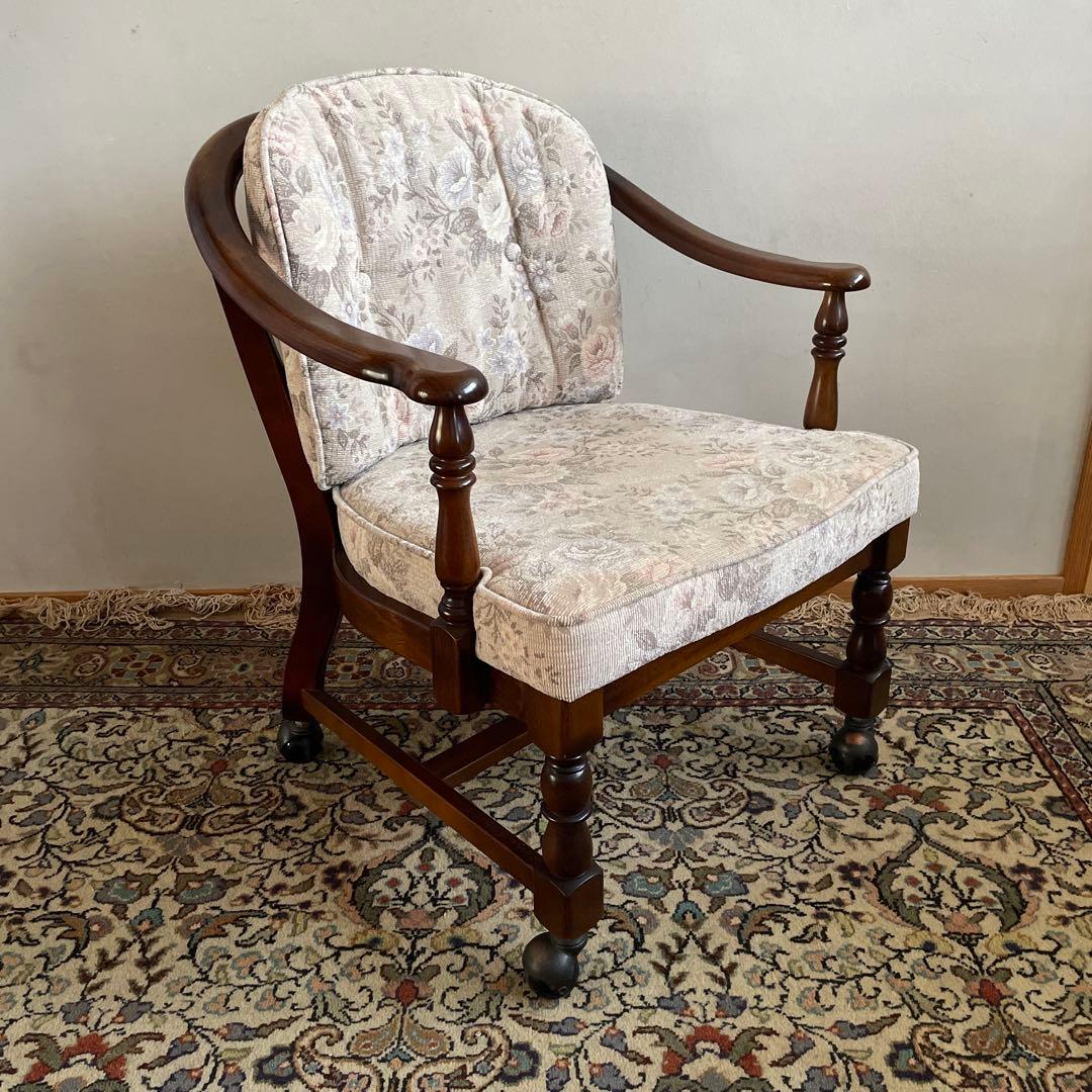 ①【美品】カリモク アームチェア コロニアル キャスター付き ダイニングチェア