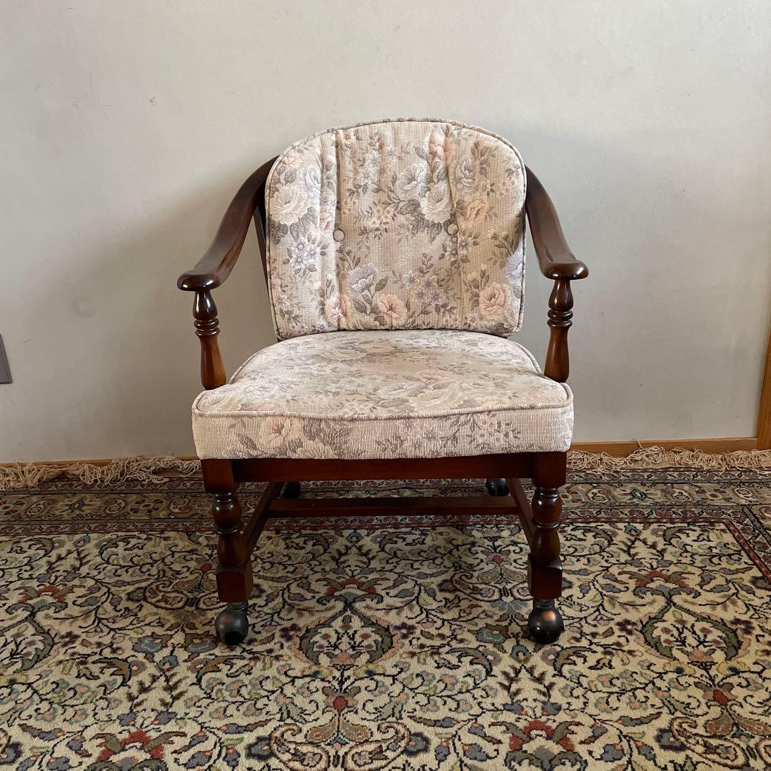 ①【美品】カリモク アームチェア コロニアル キャスター付き ダイニングチェア