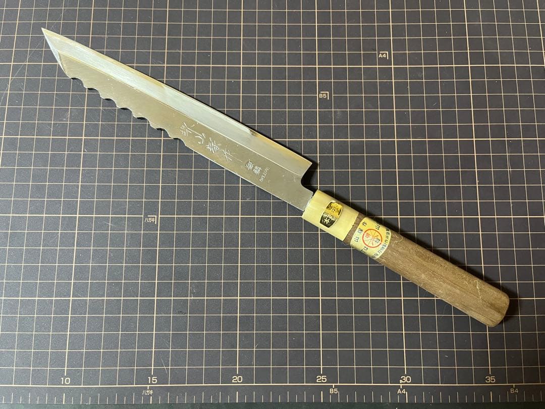 堺山塚作 銀三 柳刃包丁 白水牛 銀鱗 DELUX 鱗取り付き 新品 包丁