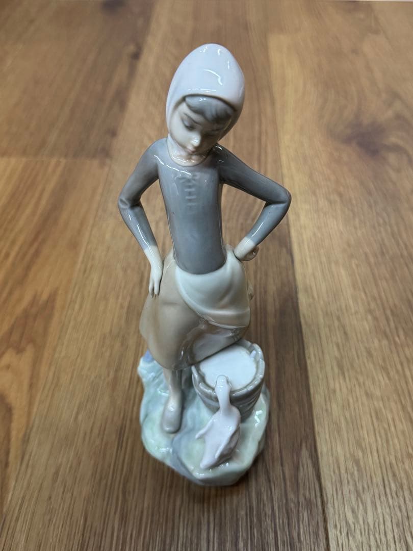 少女と鴨の陶器置物 約20cm