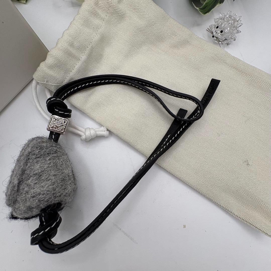 LOEWE　 ベビーペンギン レザーチャーム アナグラム ダイス