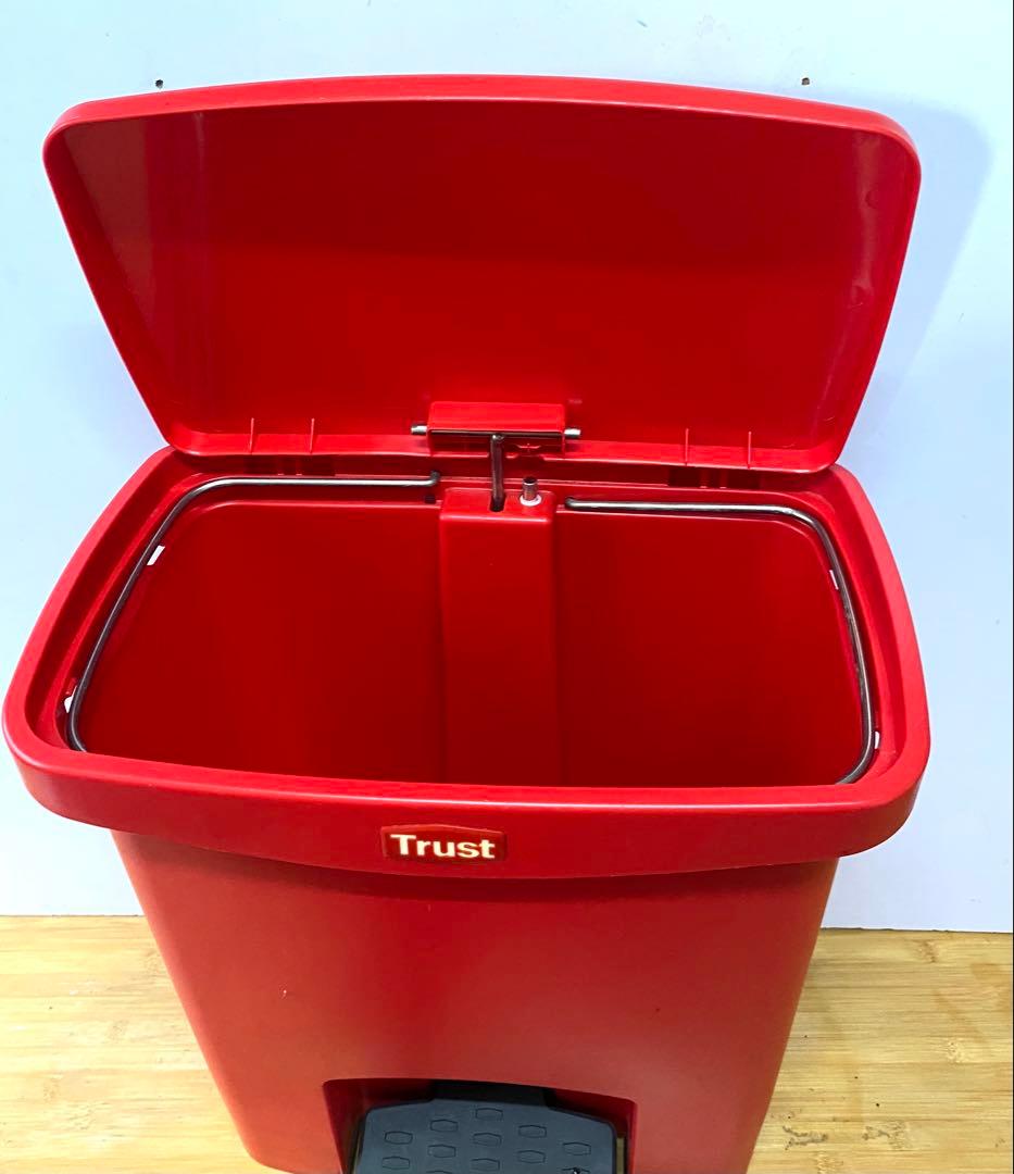 Trust ステップオンコンテナ 20L 赤
