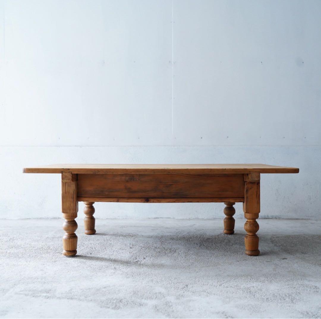 ろくろ脚のコーヒーテーブル