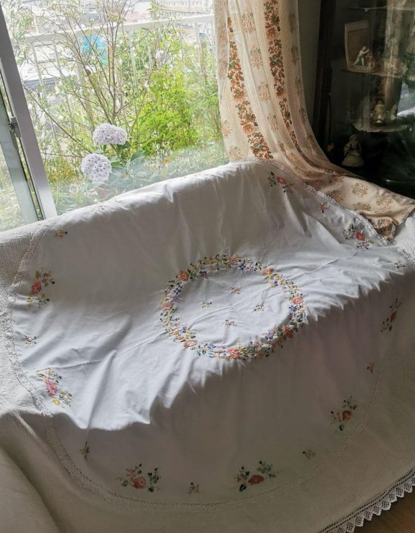 アンティーク花々と蝶の色糸エンブロイダリー ラウンドドイリー クロシェレース装飾