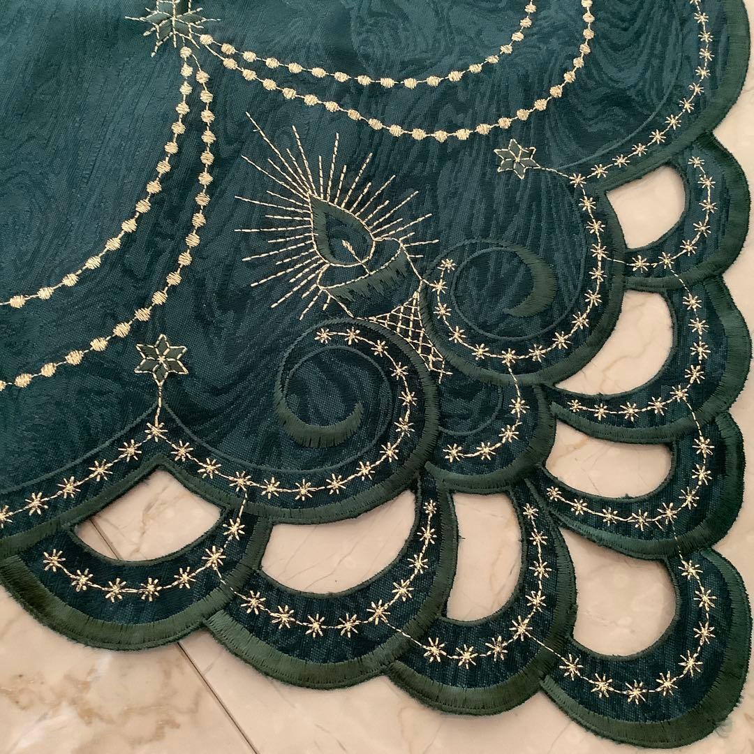 本場ドイツの上質な素材と作りで、カットワークも美しいクリスマステーブルクロス