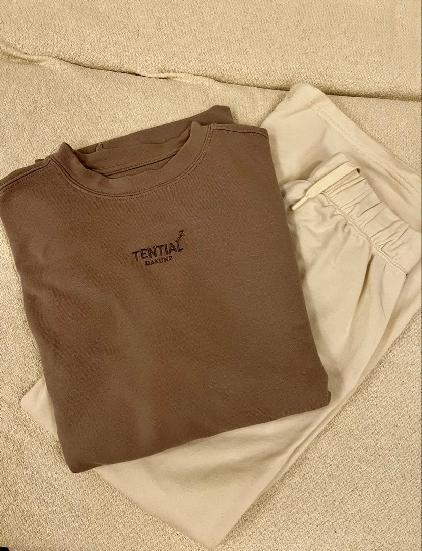 TENTAIL BAKUNEブラウン スウェットシャツとホワイトパンツ セット