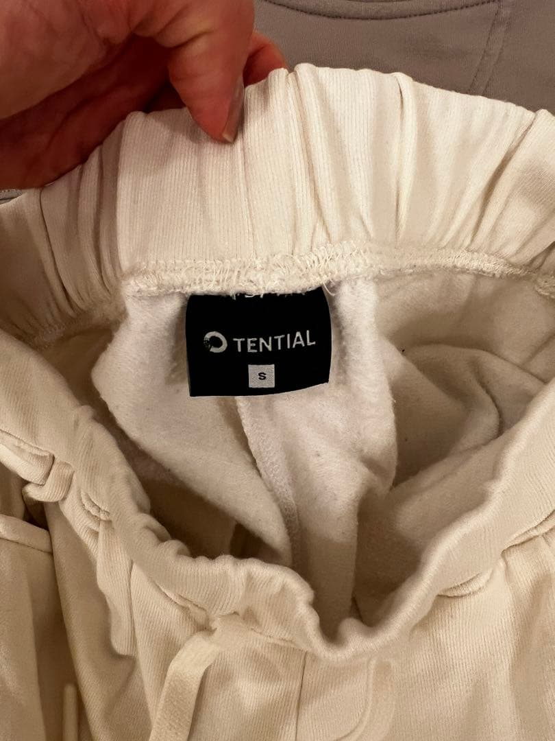 TENTAIL BAKUNEブラウン スウェットシャツとホワイトパンツ セット