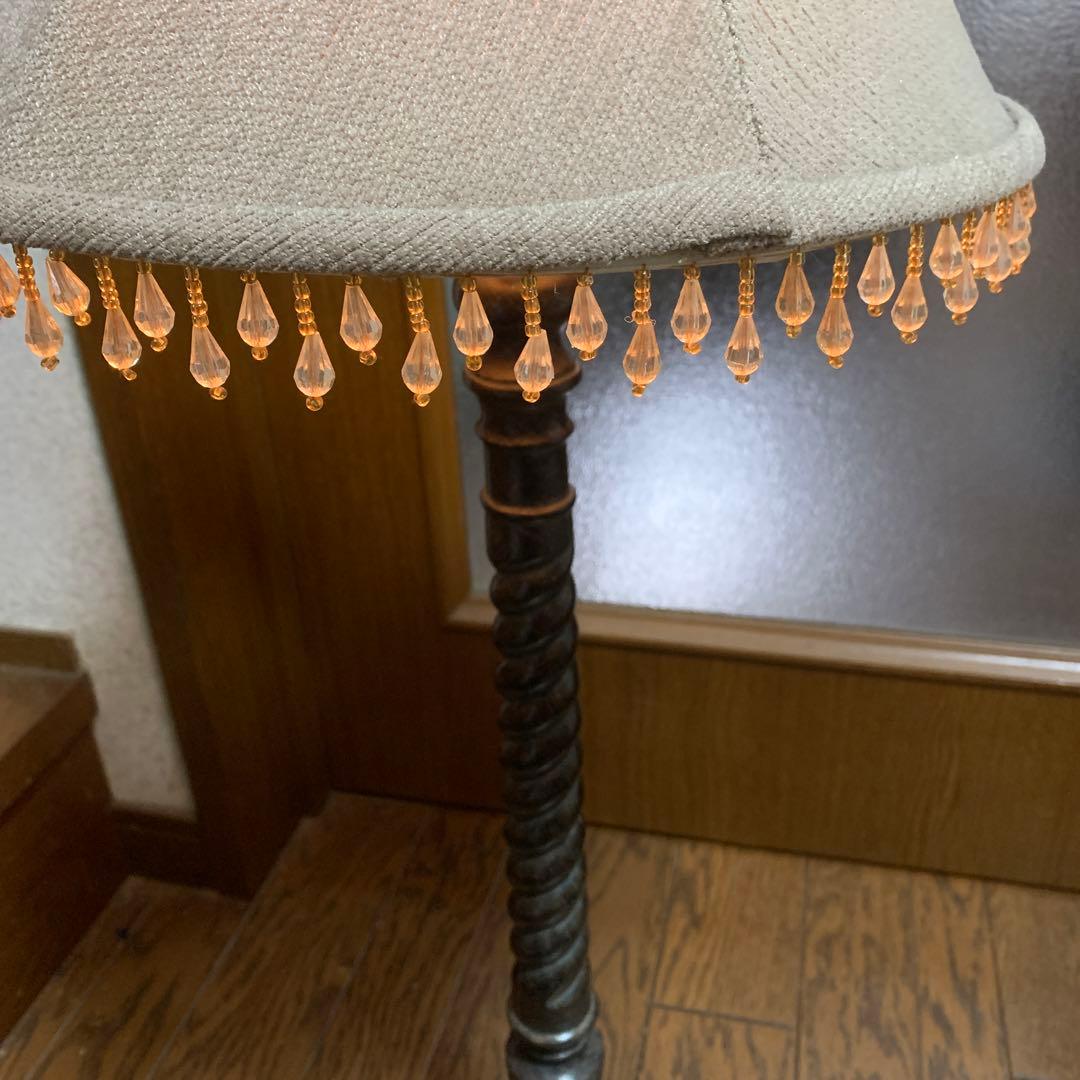 オシャレなスタンドライト上にチューリップ