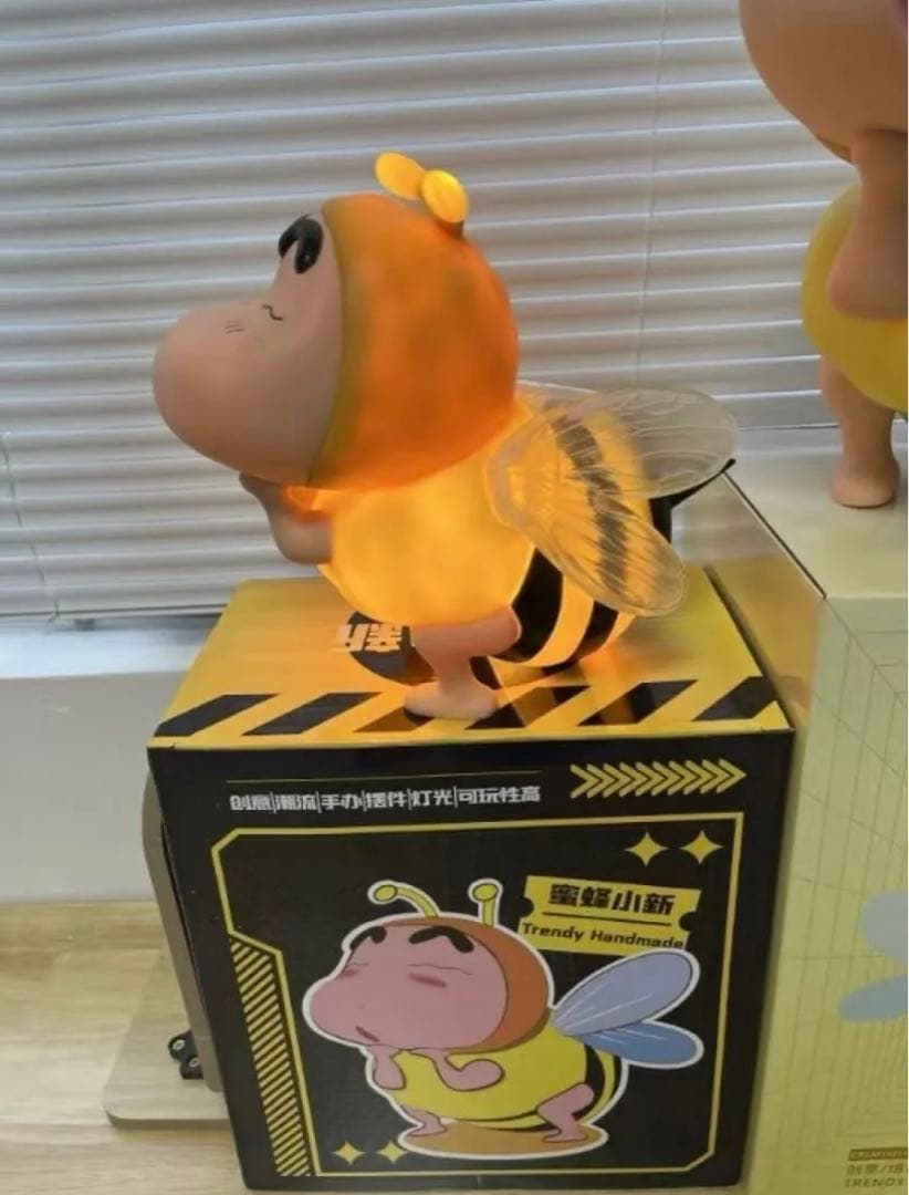 クレヨンしんちゃん フィギュア ミツバチ 蛍 はち　ホタルランプ　テーブルライト