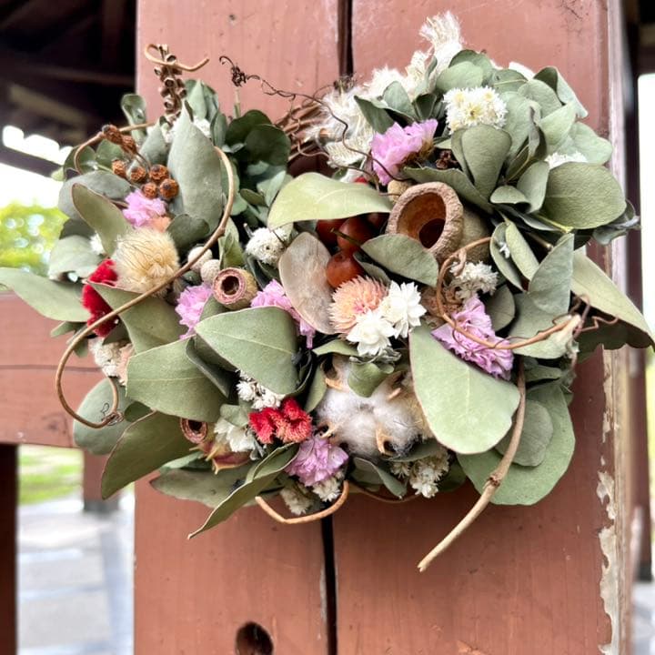 ユーカリと木ノ実と花々　リース