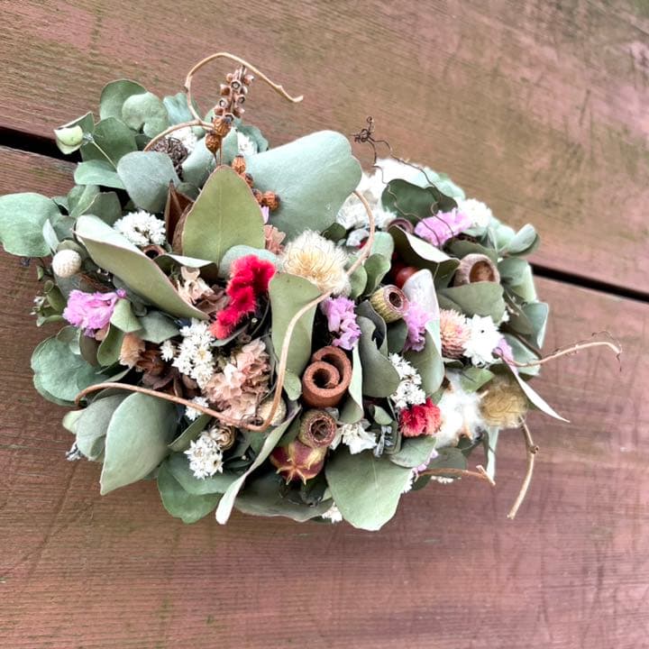 ユーカリと木ノ実と花々　リース