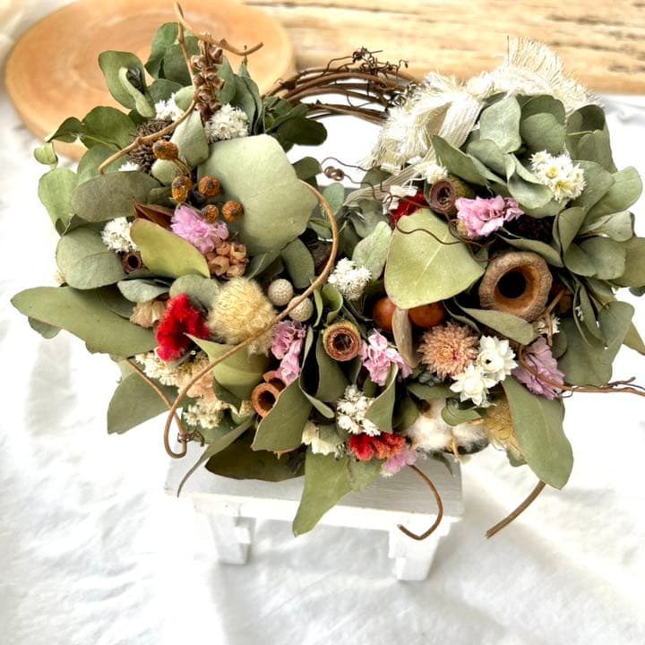 ユーカリと木ノ実と花々　リース