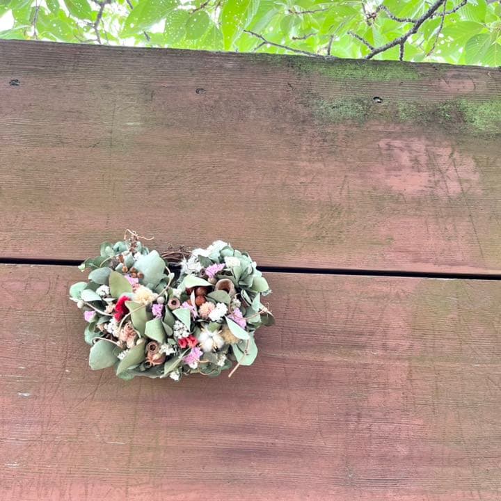 ユーカリと木ノ実と花々　リース