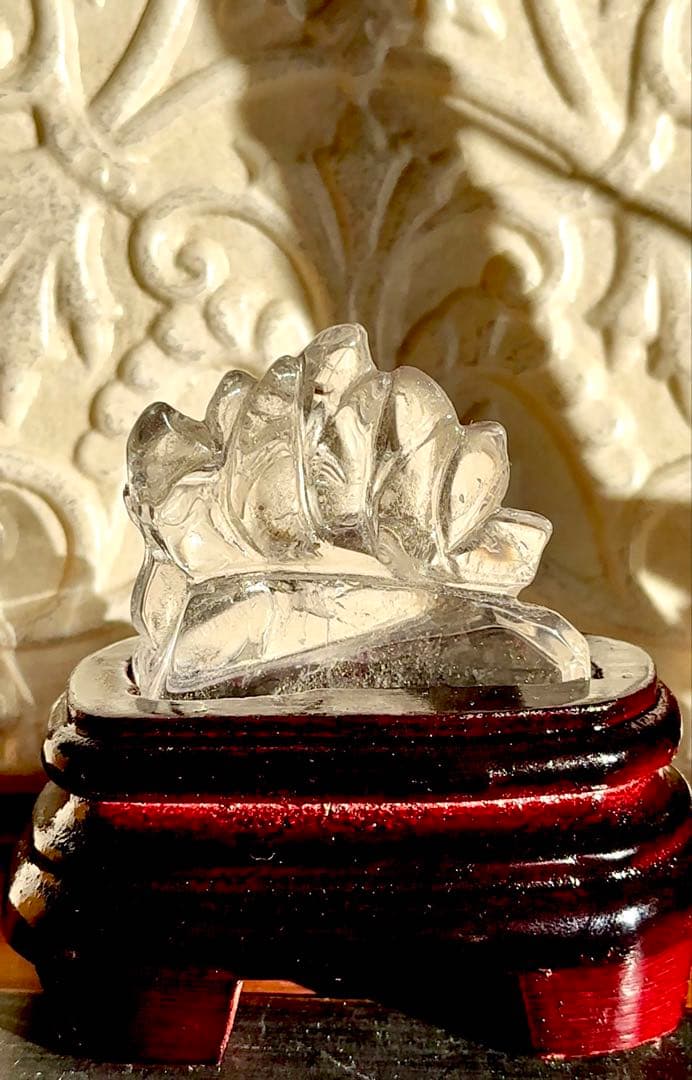 中心の尾に虹✨天然無垢水晶 九尾の狐 彫刻 台座付