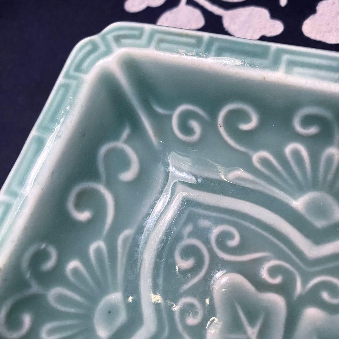 骨董・アンティーク　渋草焼　陽刻の美しい五陶青磁　四角皿　五客組　花唐草紋様