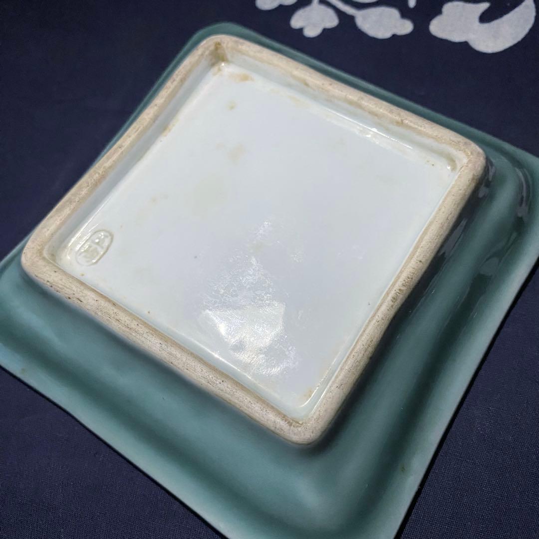 骨董・アンティーク　渋草焼　陽刻の美しい五陶青磁　四角皿　五客組　花唐草紋様