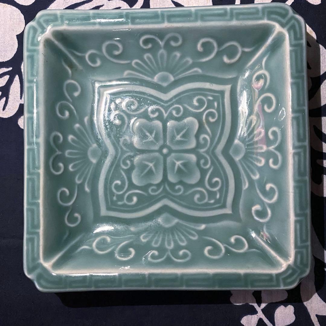 骨董・アンティーク　渋草焼　陽刻の美しい五陶青磁　四角皿　五客組　花唐草紋様