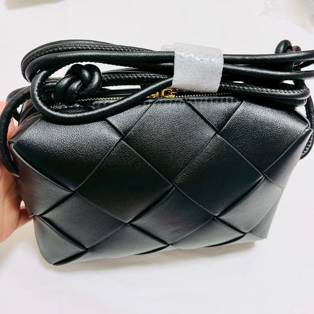 ホワイト 本革 ショルダーバッグ 黒ポシェット 編み込みアイボリー 高品質牛革