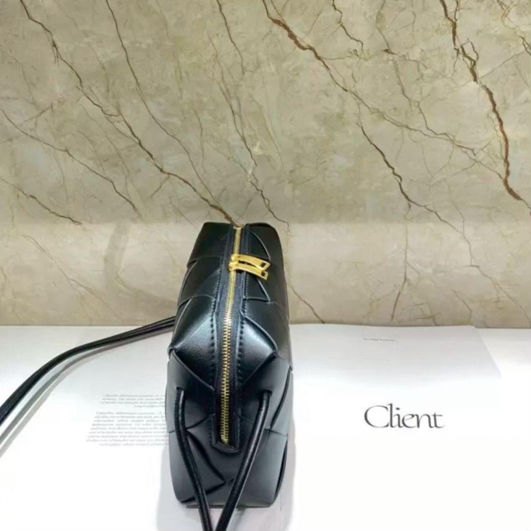 ホワイト 本革 ショルダーバッグ 黒ポシェット 編み込みアイボリー 高品質牛革