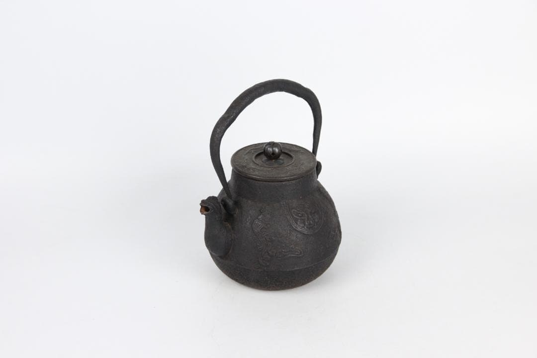 時代 鉄瓶 寿龍堂 造 饕餮紋 獣口 銅蓋 銀摘み　容量約900ml FJ9-1