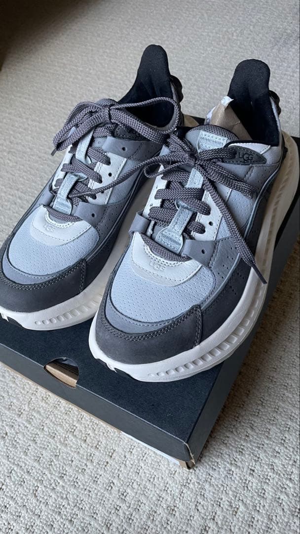 2/1 24時までSALE未使用！完売UGG アグ厚底スニーカー23.5