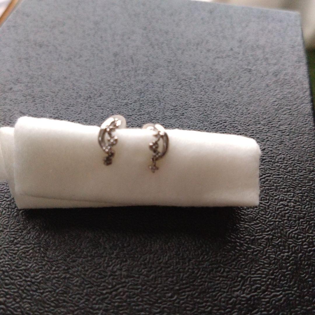 ヴァンドーム青山ホワイトゴールドダイヤピアス