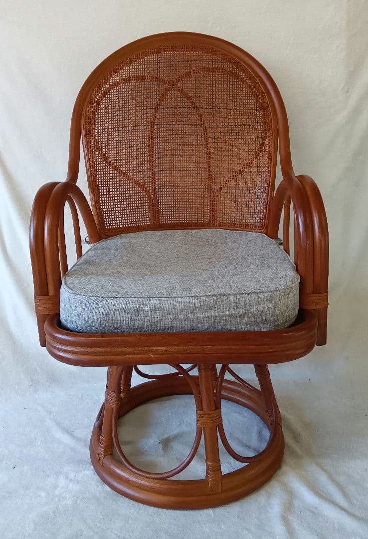 ラタンアームチェア　籐ハイバック回転座椅子　リビング椅子　籐回転椅子
