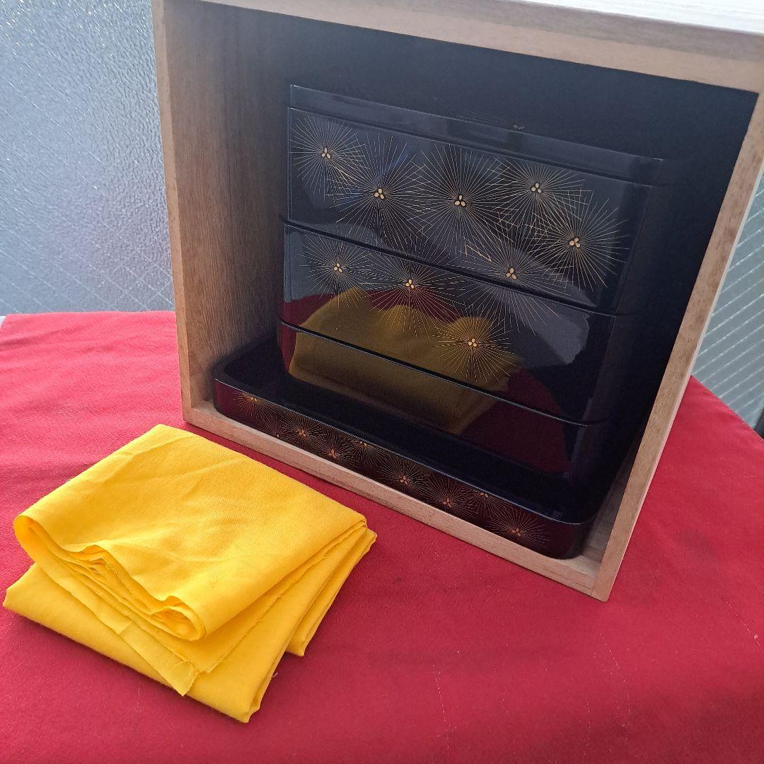 【輪島塗　6.5寸\"3段重箱】布着本堅地　亀甲松\"沈金　隅丸　長期保管品