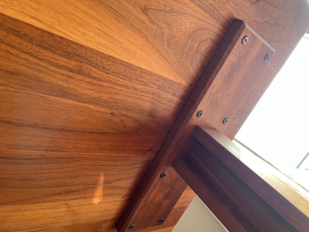 ACTUS ウォールナット無垢材のダイニングテーブル