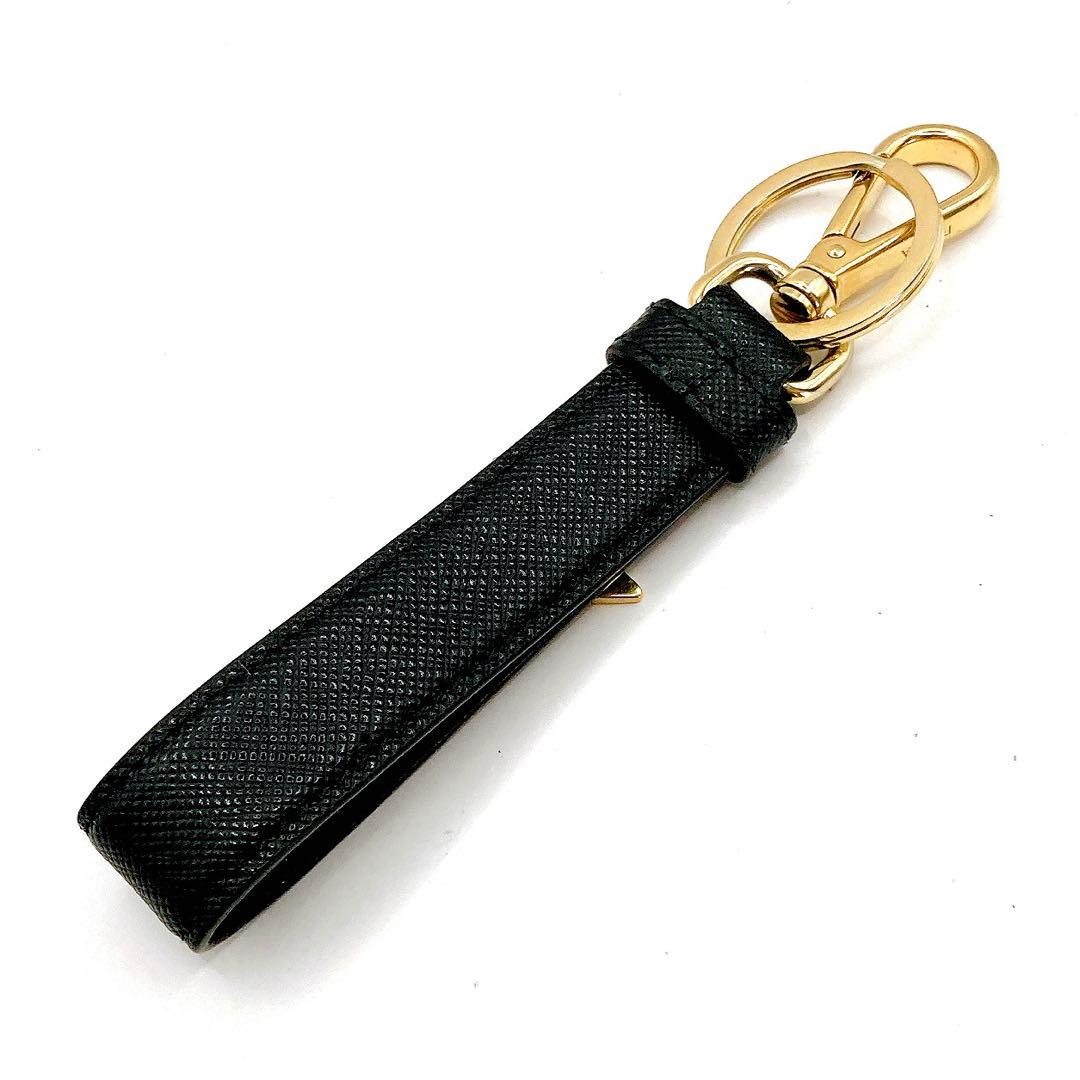 美品✨PRADA プラダ　キーホルダー　三角ロゴプレート　サフィアーノ　レザー