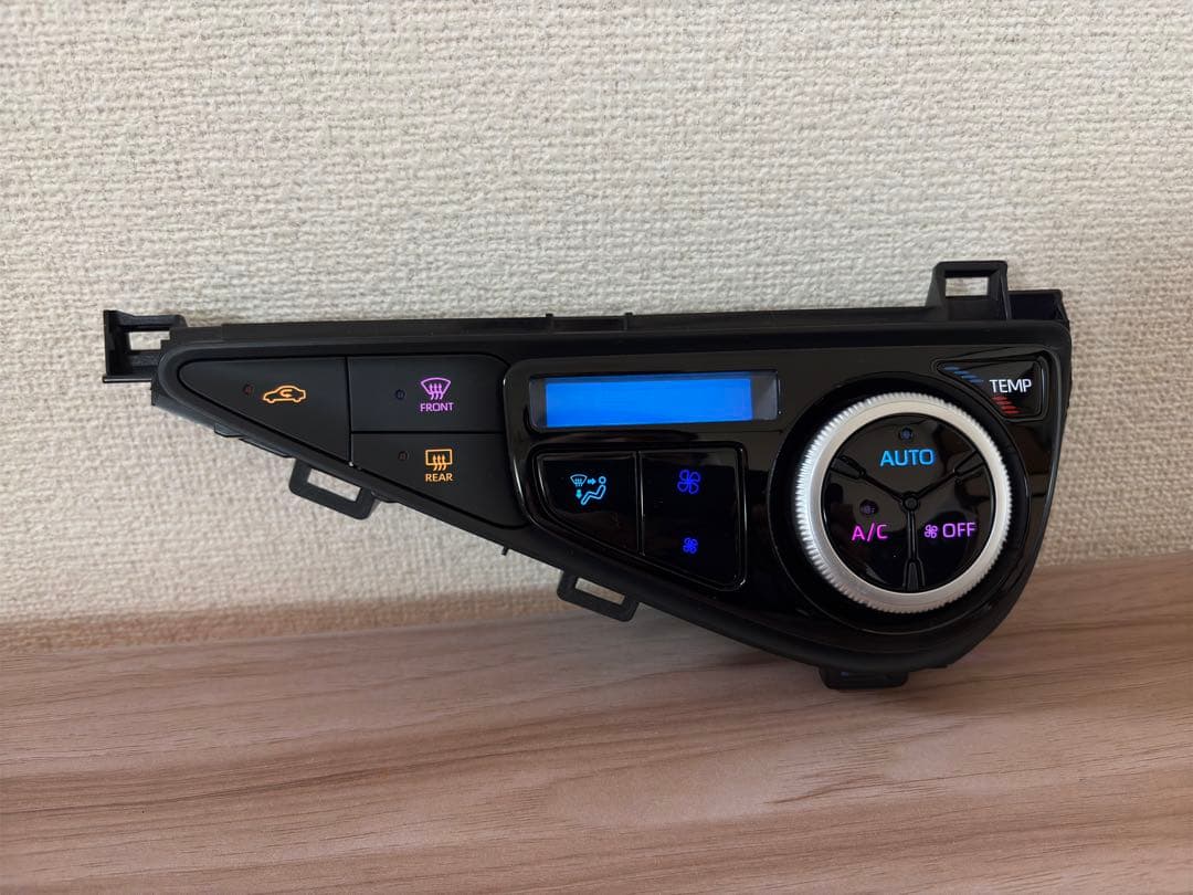 NHP10 アクア 後期　エアコンパネル レインボーカラ打ち替え完成品 。
