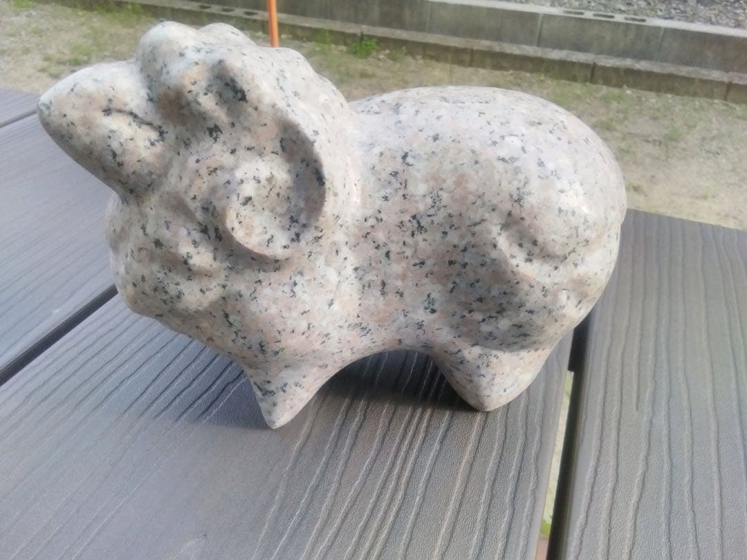 御影石 羊 石 ピンクっぽい 可愛い