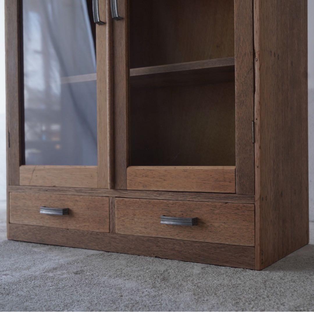 開き戸のキャビネット