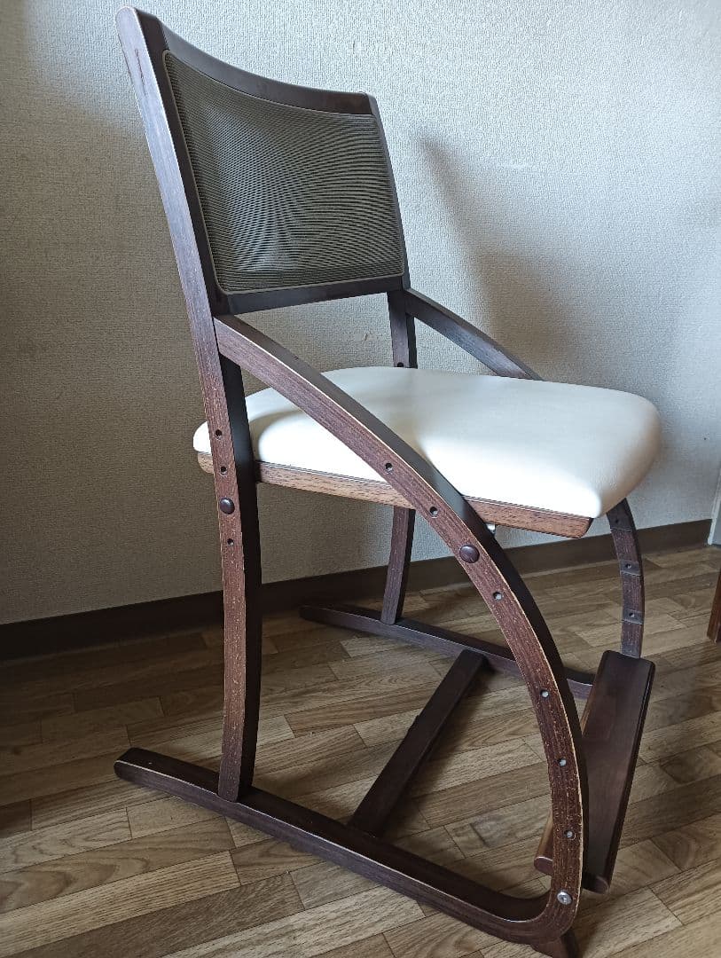 カリモク　クレシェ　学習椅子