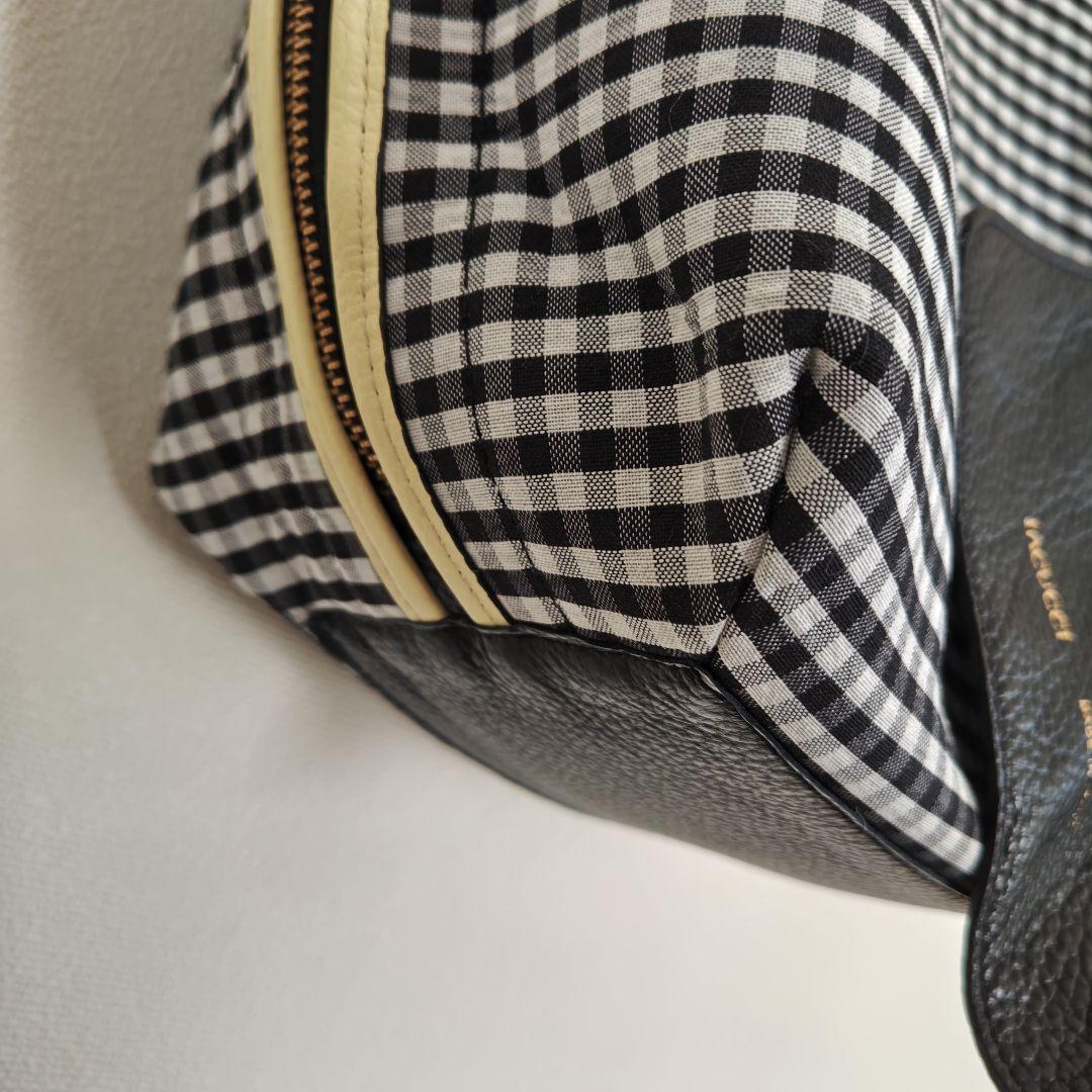 美品イアクッチトートバッグ　レザー　リバーシブル　 小型ポーチ付き