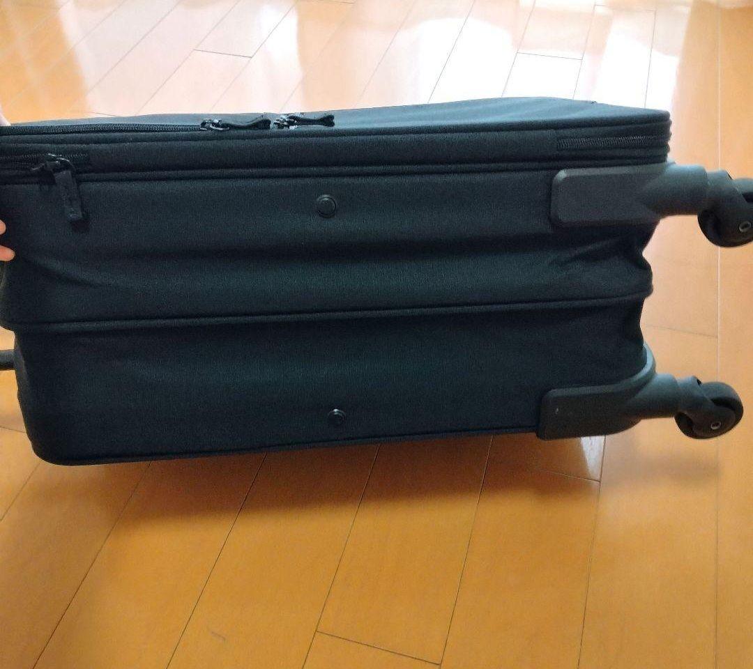 【タグ説明書カギ付き】半分の厚みで収納できるソフトキャリーケースS 36L 黒