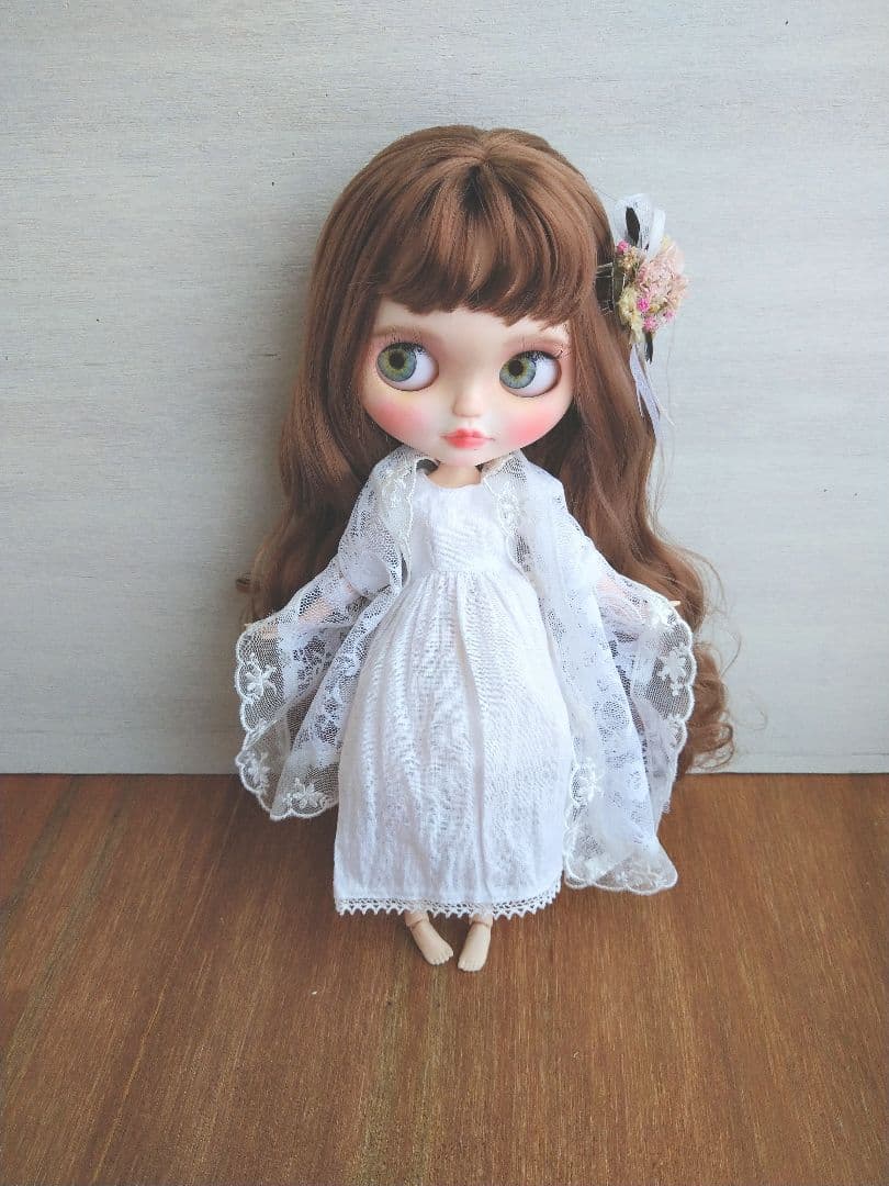 白のガーゼのワンピースとレースのストール※ブライスアウトフィット