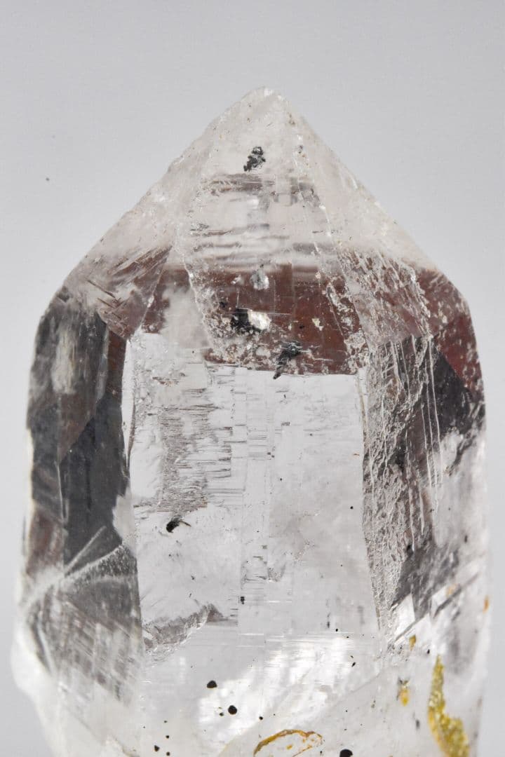 ガネーシュヒマール ラパ産 ヘマタイトインクルージョン グリッドルチル付き