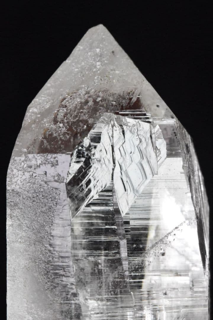 ガネーシュヒマール ラパ産 ヘマタイトインクルージョン グリッドルチル付き