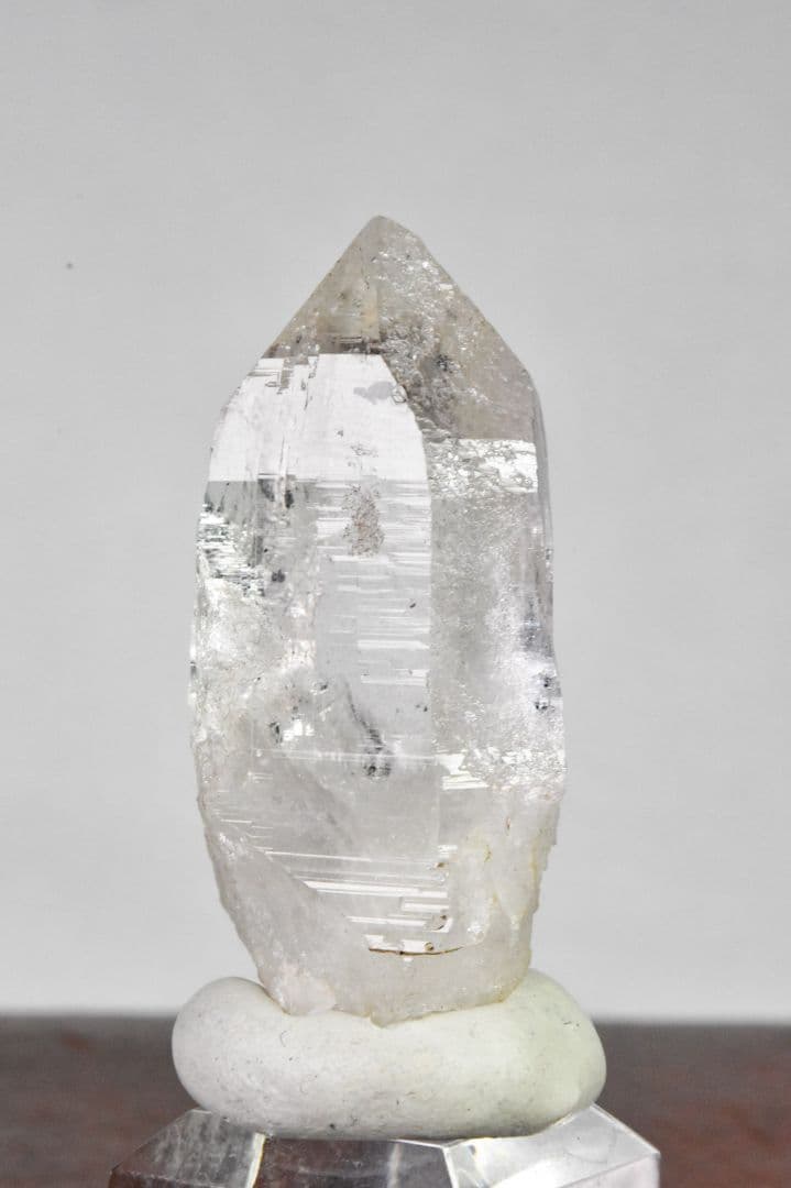 ガネーシュヒマール ラパ産 ヘマタイトインクルージョン グリッドルチル付き