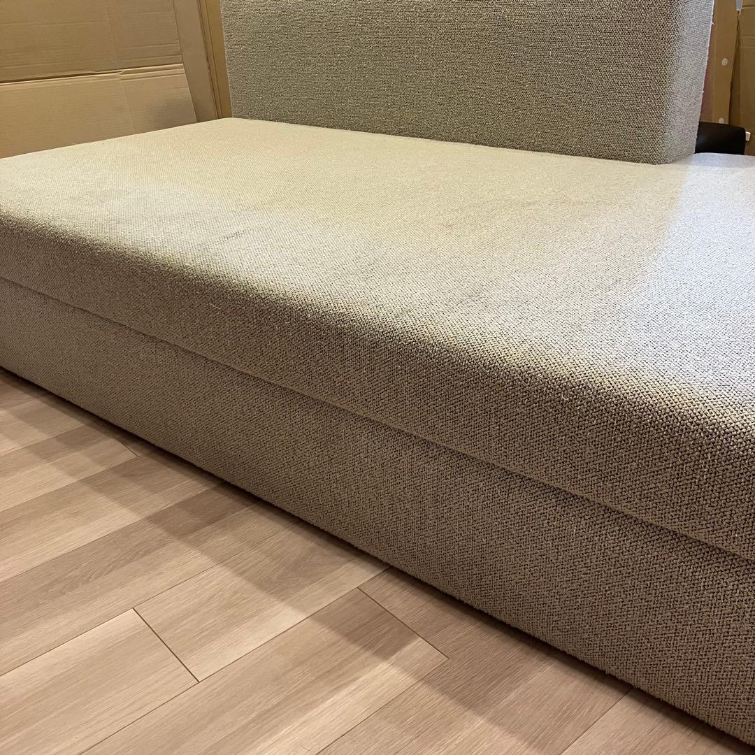 オーダーメイド品のソファサンゲツの生地、ソファベッドサイドテーブル付き