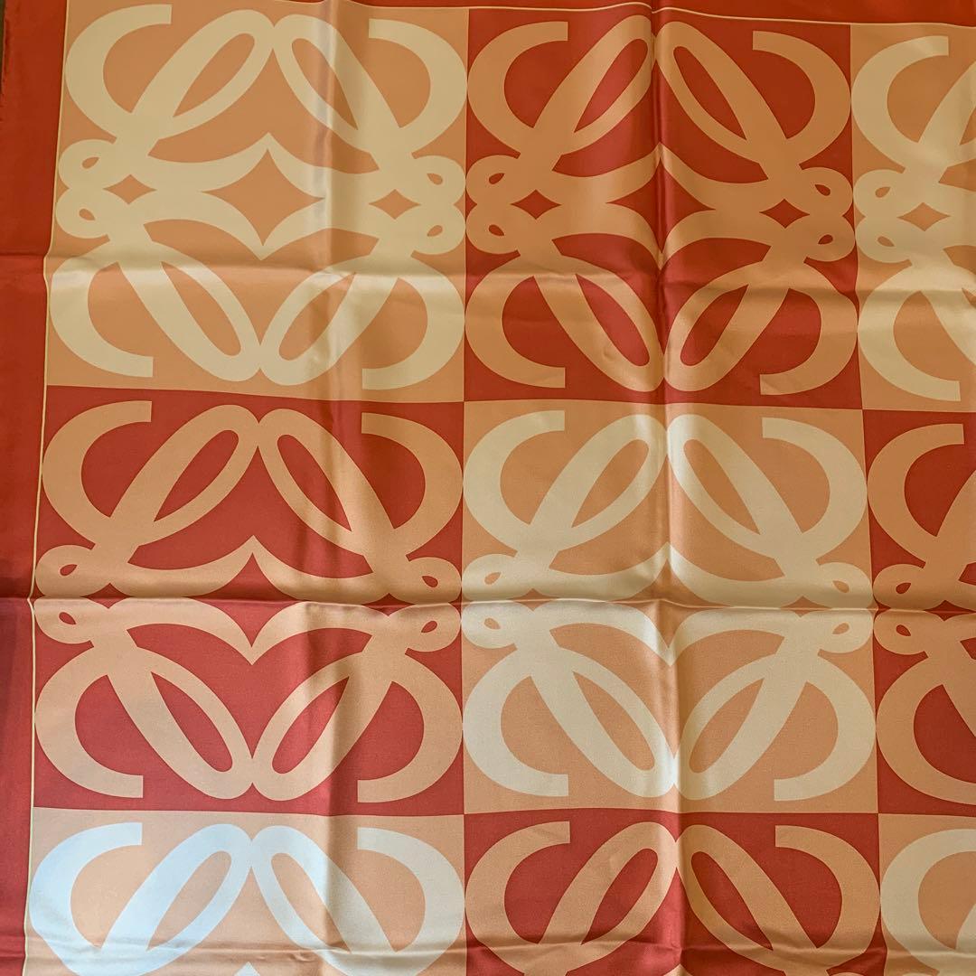 ロエベ　新品　LOEWE スカーフ　シルク　アナグラム　ロゴ入り　オレンジ系