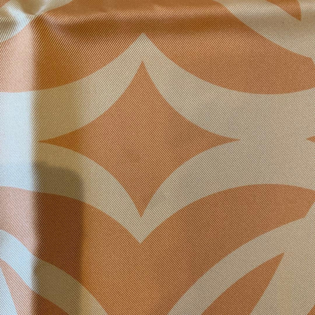 ロエベ　新品　LOEWE スカーフ　シルク　アナグラム　ロゴ入り　オレンジ系