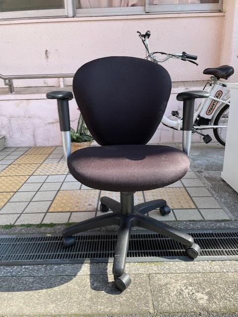 黒のファブリックデスクチェア