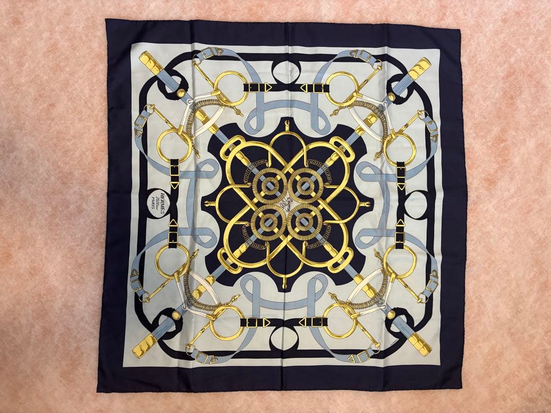 HERMÈS エルメススカーフ カレ90 エプロン・ドール 黄金の拍車