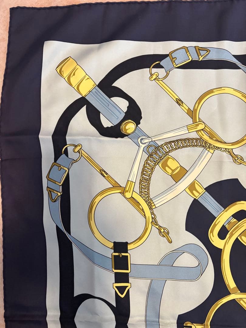 HERMÈS エルメススカーフ カレ90 エプロン・ドール 黄金の拍車