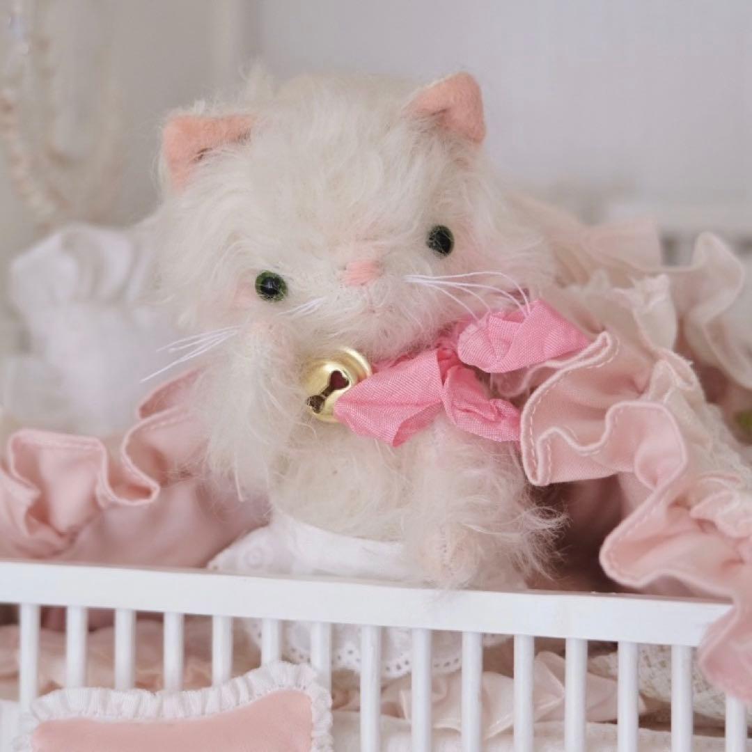 鈴リボンの白猫ちゃん ぬいぐるみ ピンク 海外作家様 ハンドメイド 部屋飾り