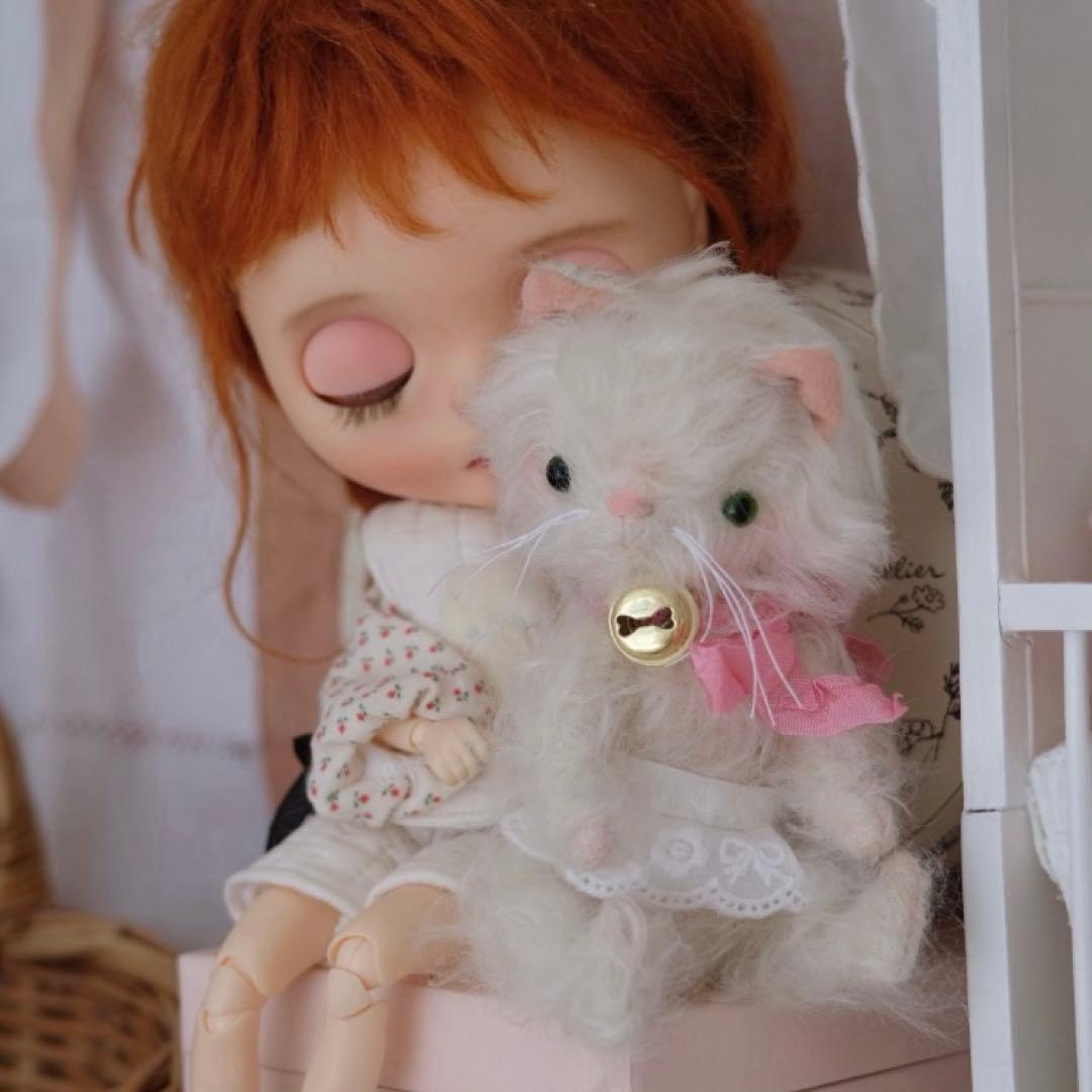 鈴リボンの白猫ちゃん ぬいぐるみ ピンク 海外作家様 ハンドメイド 部屋飾り