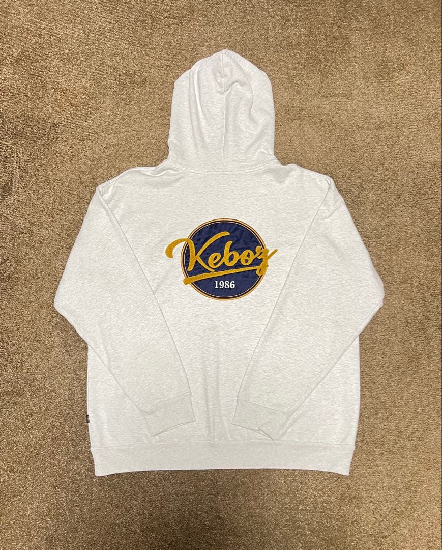 Keboz ケボズ パーカー ホワイトグレー 刺繍ロゴ バックロゴ 1986