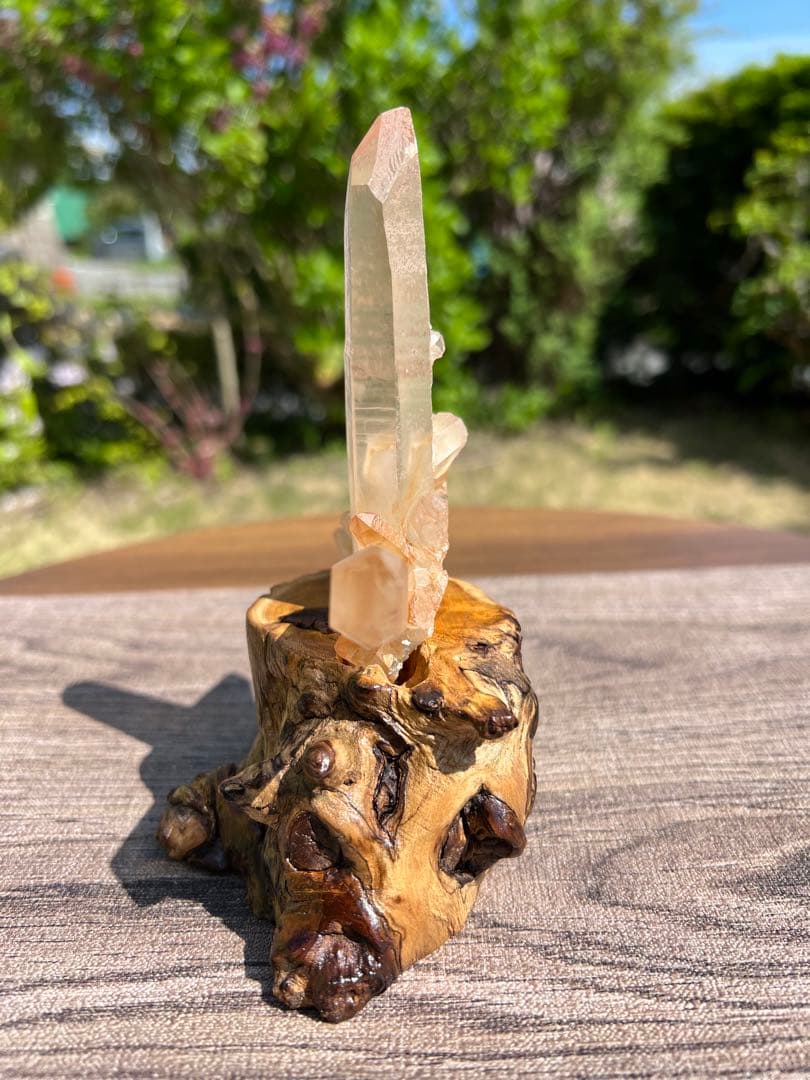 649 マダガスカル産ピンク水晶クラスター　台座付き